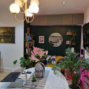 Homestay Bright Spacious In The Park, London